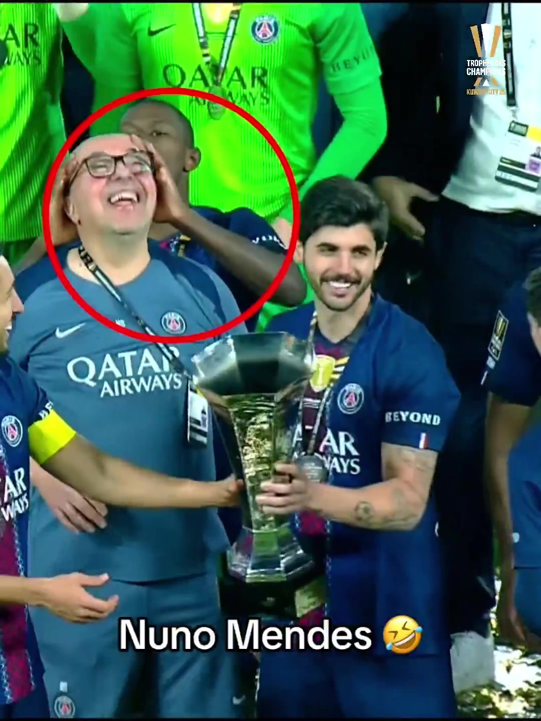 开云体育官方-有趣一幕！队友捧杯庆祝夺冠，努诺·门德斯捧工作人员光头