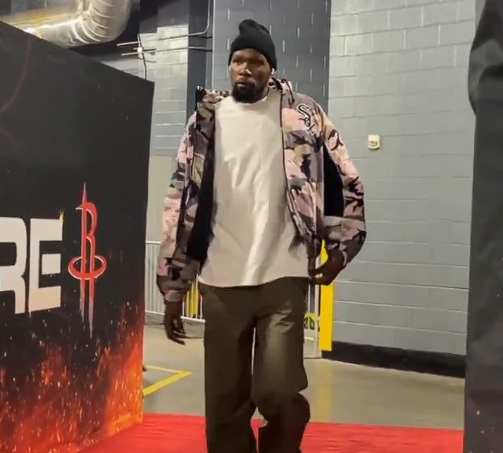 开云体育官方-此前三连败！杜兰特潇洒入场 头戴時髦毛帽&amp;身穿撞色拉链夹克敞怀