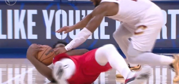 开云体育官方网站-这就是态度！恩比德倒地与多名骑士球员争球