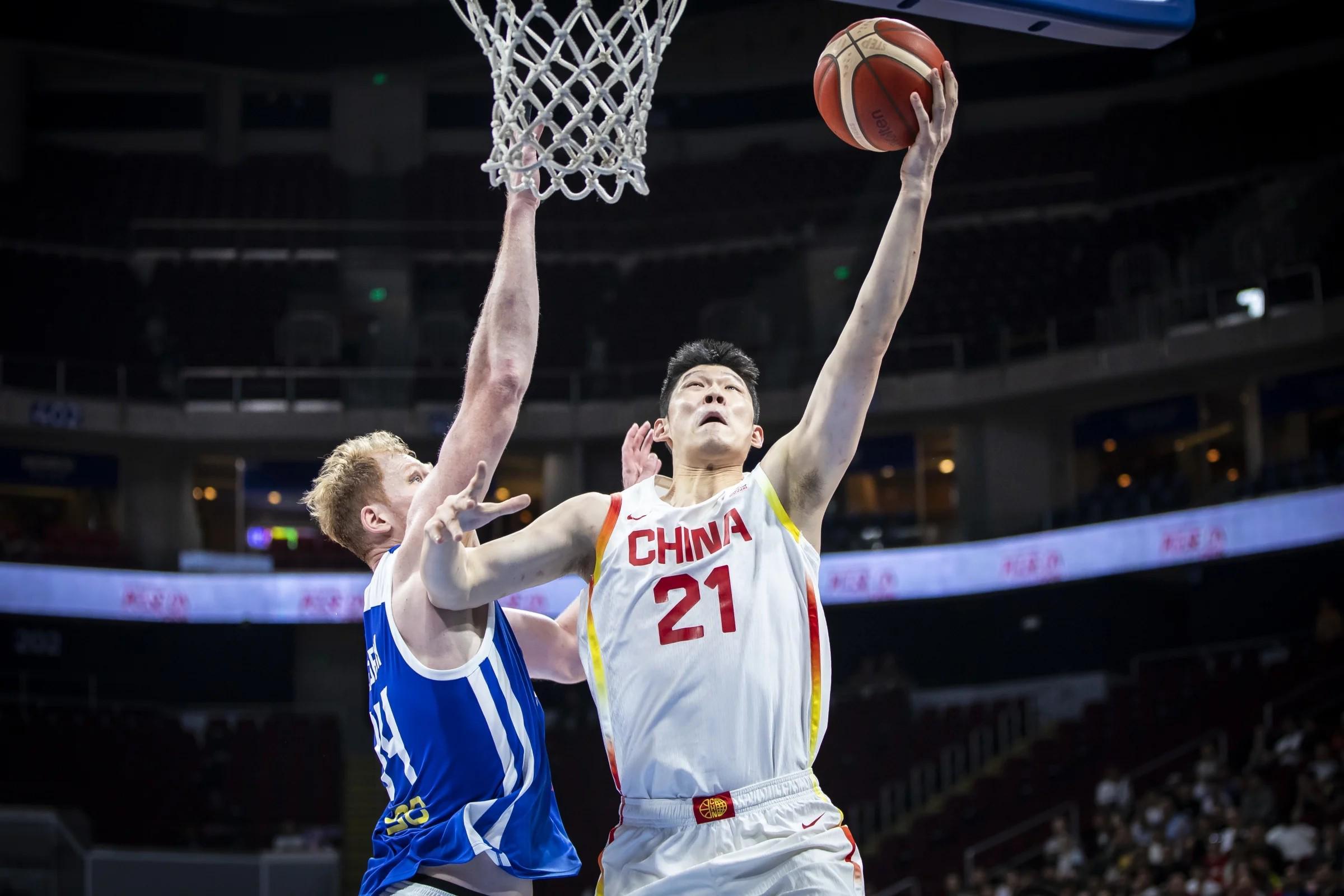 开云体育官方-定海神针，胡金秋高效取15分6板，最后阶段抢到关键前场篮板