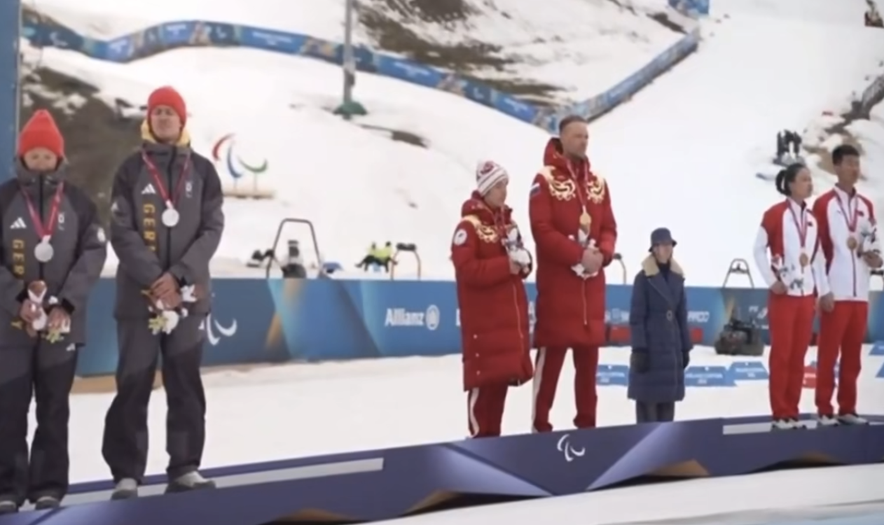 开云体育-冬残奥会罕见一幕：德国选手抗议升俄罗斯国旗 拒中国队合照请求