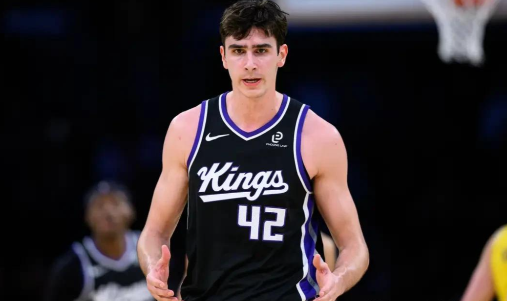 开云体育入口-威少苦等！国王116-111险胜爵士，德罗赞41+4+11+3，海耶斯16+5+8