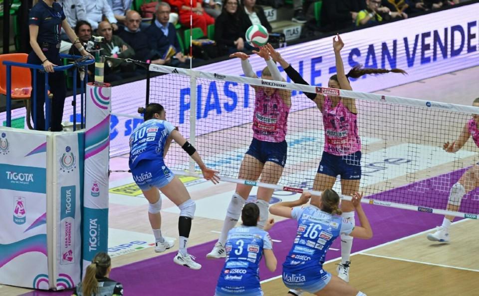 让二追三!科内利亚诺半决赛占先机,朱婷一锤定音+21分荣膺MVP